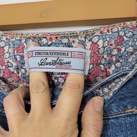 Levi's Strauss Signature Women's Blue Pockets Mid-Rise Stretch Denim Capri Jean - Picture 8 of 13